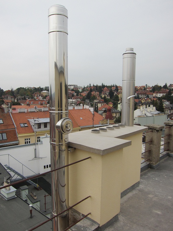 Kovový komín na bytovém domě v Brně